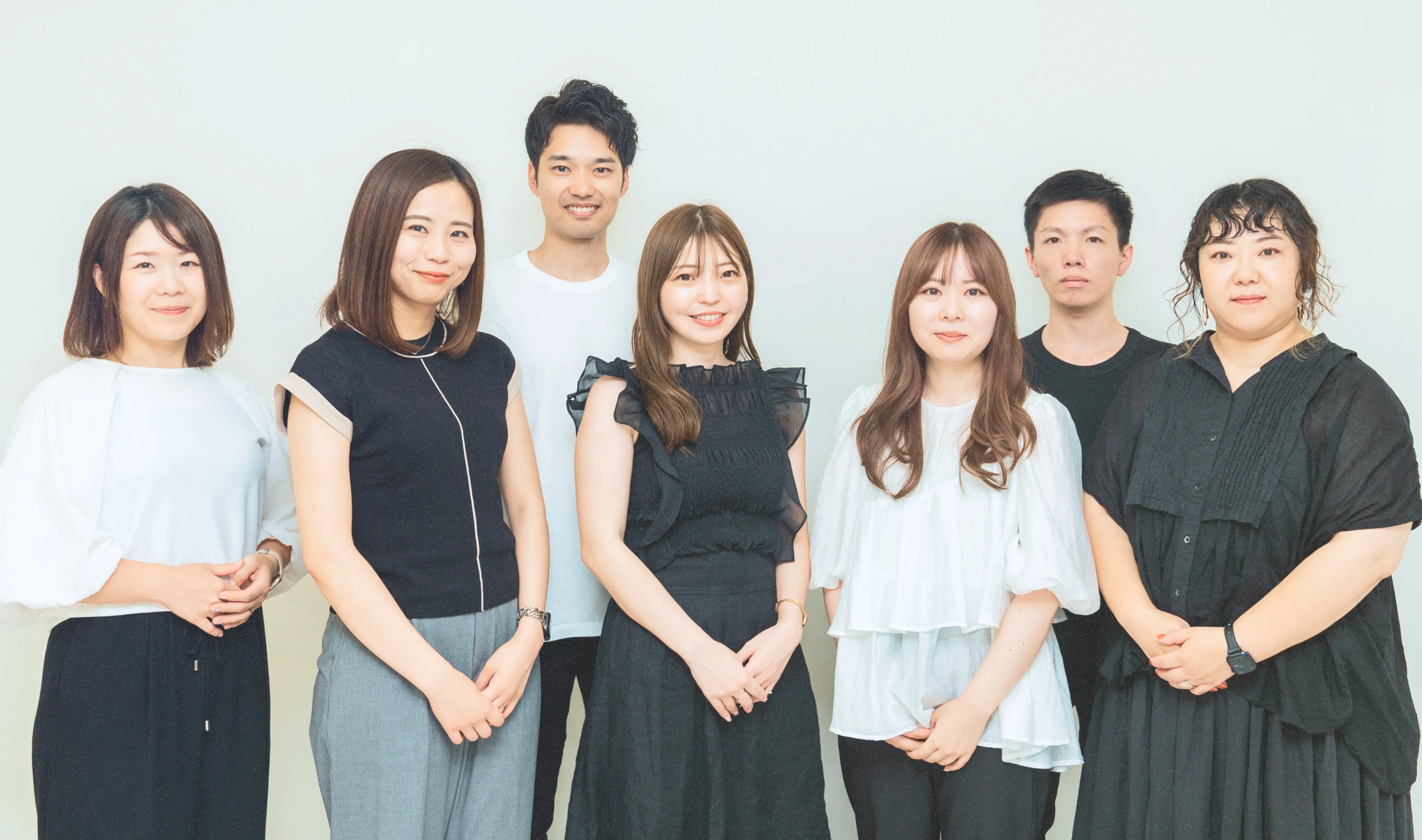 オフィスでのクリエイティブな打ち合わせシーン